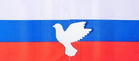 stöd för Ryssland i kriget, fredsduva med rysslands flagga. be, inget krig, stoppa kriget och stå med ryska koncept foto