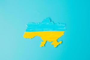 stöd för Ukraina i kriget med Ryssland, formen av Ukraina gränsen med färg flagga. be, inget krig, stoppa kriget och stå med Ukraina foto