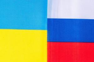 ukraina. och ryska flaggor. be, inget krig, stoppa krig, konflikt och relationskoncept foto