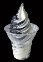 yoghurt och träkol mjukglass isolerad. foto