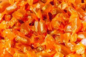 orange karameller närbild på en hantverksmarknad foto