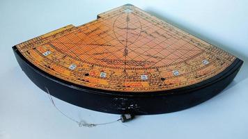 sinuskvadrantklassikern. instrumentet för att mäta solens höjd används flitigt i Indonesien foto