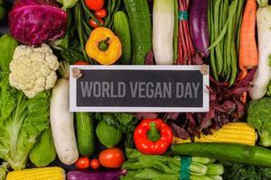 ovanifrån av diverse ekologiska grönsaker för World Vegan Day-kampanjen foto