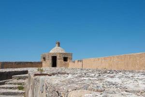 fortet Saint Philip, Setubal. innanför murarna, solig dag, inga människor. portugal foto