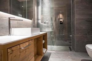 interiör av lyxigt modernt badrum i resort foto