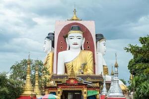 kyaik-pun pagoda de fyra höga bilderna av Buddha som sitter rygg mot rygg i bago township i Myanmar. foto