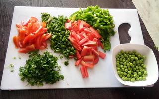 variant av väl hackade råa grönsaker foto
