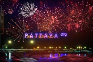 färgglada fyrverkerier på pattaya stads alfabet i nattscenen foto