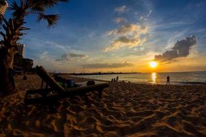 tropisk strand vid solnedgången, solstol på Pattaya Beach, Thailand, fisheye-vy foto