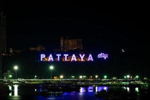 färgglada av pattaya stads alfabet på natten foto