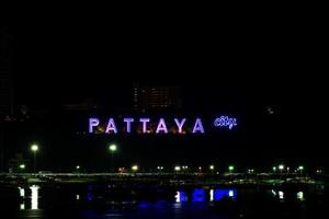 färgglada av pattaya stads alfabet på natten foto