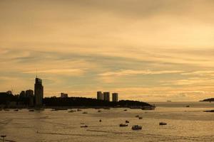 havsutsikt över pattaya thailand i solnedgången foto