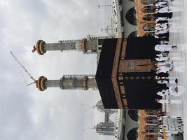 makkah, Saudiarabien, 2021 - besökare från hela världen utför tawaf i moskén al-haram i makkah. foto