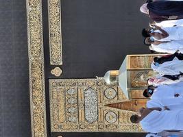 makkah, Saudiarabien, 2021 - besökare från hela världen utför tawaf i moskén al-haram i makkah. foto