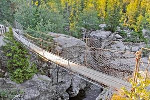 vacker hängbro över vattenfallet rjukandefossen, hemsedal, norge. foto