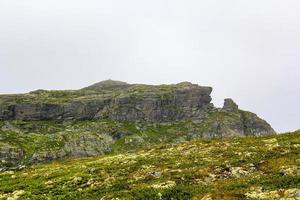 dimma, moln, stenar, klippor på toppen av veslehodn veslehorn. foto