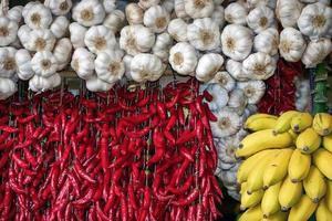 närbild av ett frukt- och grönsaksstånd på den täckta marknaden i Funchal foto