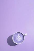 keramisk kopp kaffe med ett mönster av hjärtan med en hård skugga. minimalistisk monokrom kaffekonst i mycket perifer färg ovanifrån foto