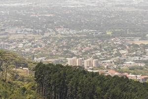 Kapstaden till Claremont-området och bergen i Sydafrika. foto