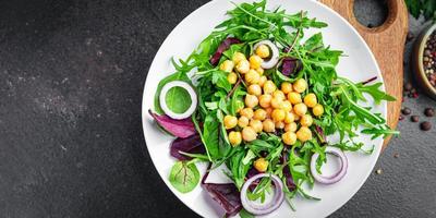 kikärtssallad grönt blad sallad mix färsk hälsosam måltid mat diet mellanmål på bordet kopia utrymme mat bakgrund keto eller paleo diet veggie