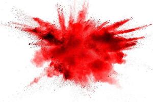 rött pulver explosion.frysa rörelse av röda dammpartiklar stänk. foto