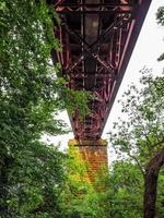 hdr fram bro över firth of forth i edinburgh foto