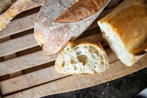 baguette bröd franskt färskt mellanmål hälsosam måltid mat på bordet foto