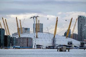 london, Storbritannien, 2016. utsikt över O2-byggnaden längs Themsen foto