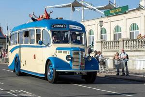 Brighton, East Sussex, Storbritannien, 2015. gammal buss som närmar sig mållinjen i London till Brighton veteranbilskörning foto