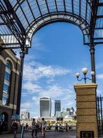 london, Storbritannien, 2016. utsikt över gammal och modern arkitektur från hays galleria foto