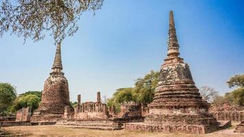 thailändska ruiner och antikviteter i ayutthaya historiska park turister från hela världen buddha förfaller foto