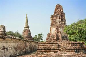 thailändska ruiner och antikviteter i ayutthaya historiska park turister från hela världen buddha förfaller foto