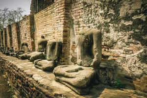 thailändska ruiner och antikviteter i ayutthaya historiska park turister från hela världen buddha förfaller foto