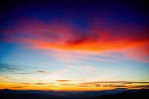 färgglad solnedgång över bergskullarna foto