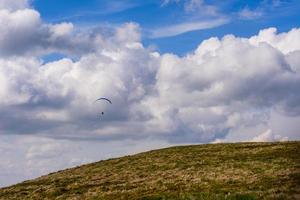 fallskärmshoppare på klar himmel foto