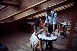 romantiskt par i kärlek bindning i café foto