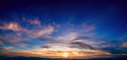 färgglad himmel med solbakgrund i bergen foto