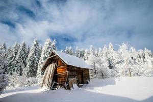 vackert trähus på en vinter foto