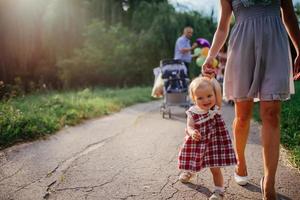 kvinna med ett barn på en promenad på en solig dag foto