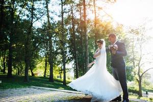 bröllopspar dansar i parken foto