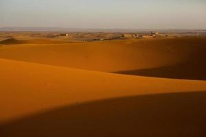 vackra sanddyner i saharaöknen i Marocko. landskap i afrika i öknen. foto