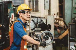 asiatisk arbetare stolt i tung industri som arbetar i produktionslinjeprocessen med glada leende i fabriken. foto