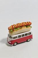 vintage food truck van leksak miniatyr med korv foto