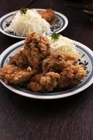japansk kyckling karaage set med ris foto