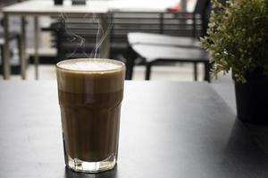 varm kaffe latte på morgonen foto