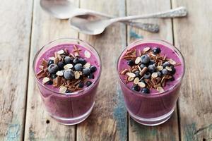 hälsosam frukost med smoothie, efterrätt, yoghurt eller milkshake