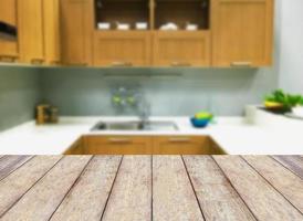träbord på modern kök inredning bakgrund foto