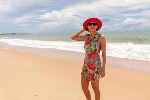 dam på stranden en blåsig dag i caraiva bahia, Brasilien foto