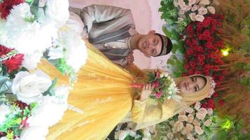 cianjur regency west java indonesia den 15 juni 2021 - ett lyckligt par. indonesiskt muslimskt bröllop. foto