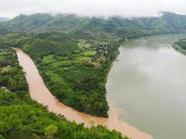 mekong floden thailand laos gräns, utsikt natur flod vacker berg flod med skogsträd flygfoto fågelperspektiv landskap djungel sjö rinnande vilda vatten efter regnet foto